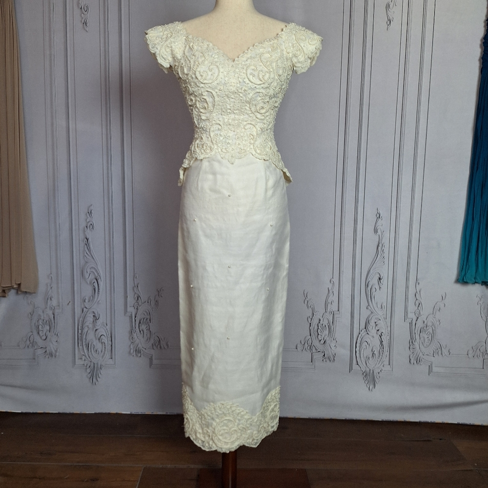 St. Pucchi Ivory Lace Beaded Vintage-Style Wedding Dress with Train - Picture 2 of 16
